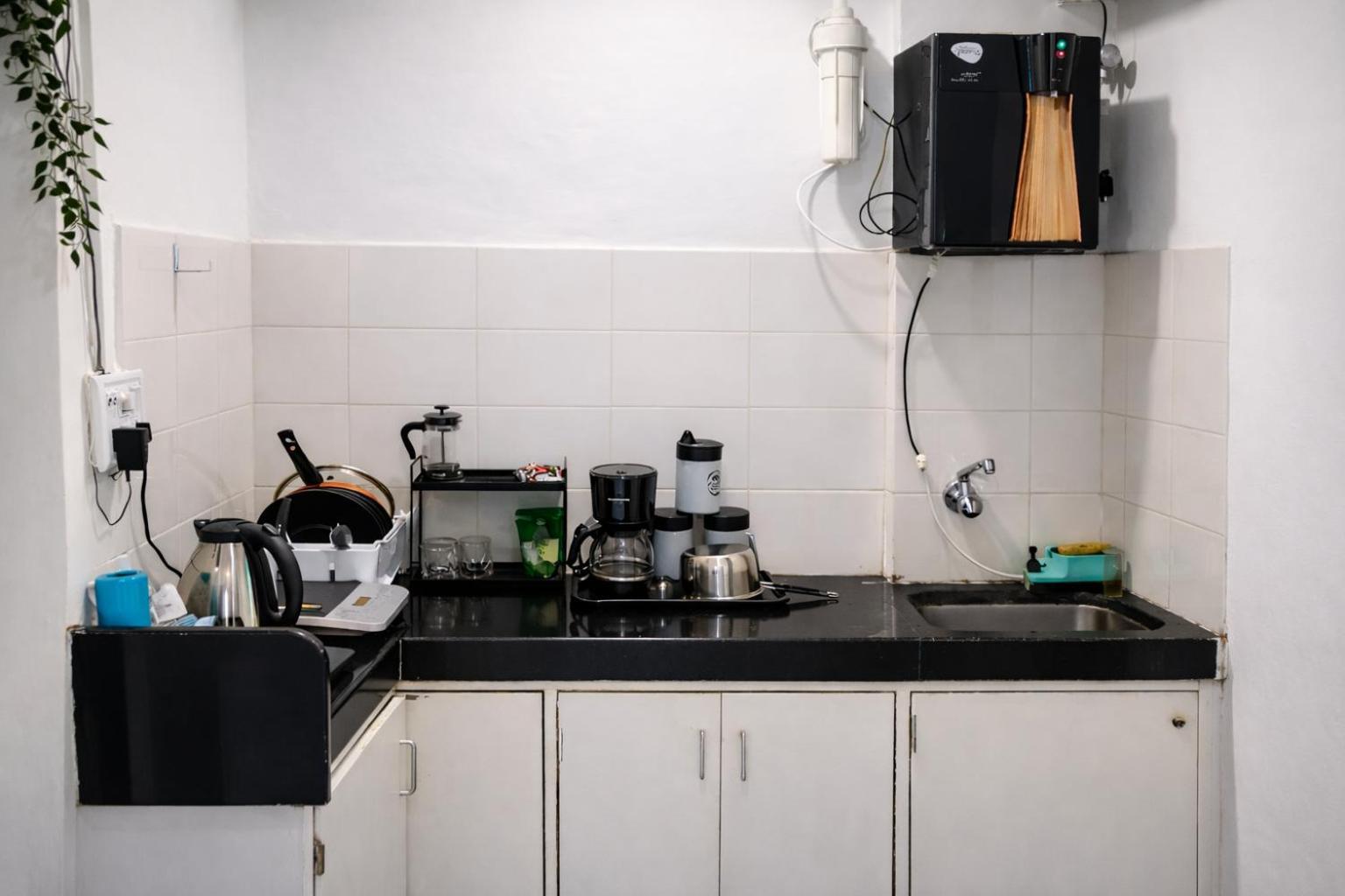 Locomo Hostel Express - Stay Work Eat, Mumbai